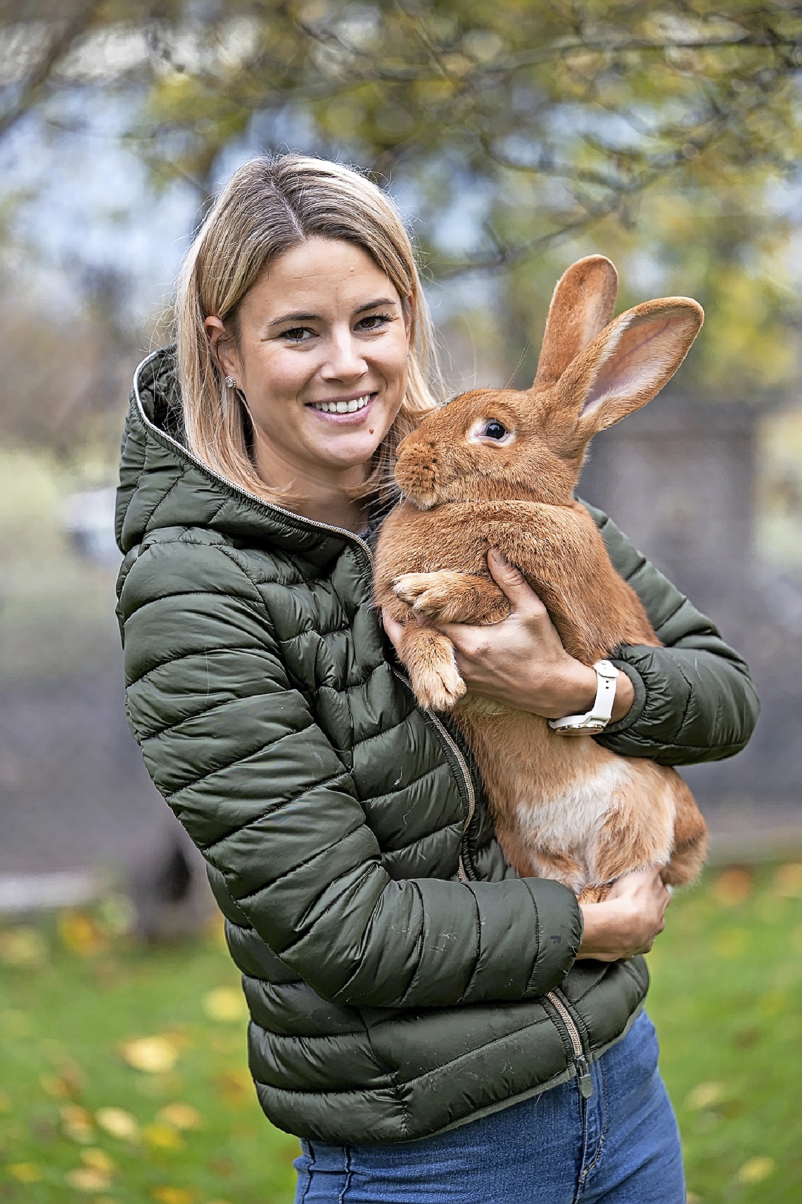 Simone herzt einen der sechs Chüngel. (Foto: Evelyn Harlacher)